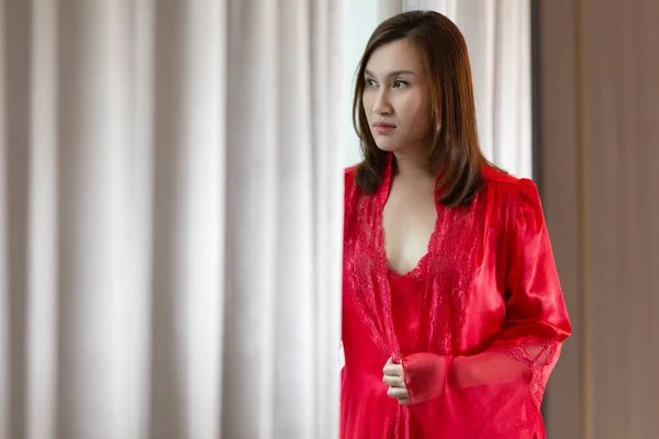 Asia Woman Red Satin Nightgown Standing Side Window Looking Skyscrapers — Stockfoto