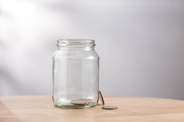 Para kaybı görüntüsü, cam şişedeki bozuk para.