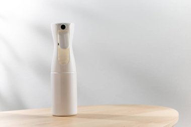 Basit bir arka planda beyaz sprey şişesi