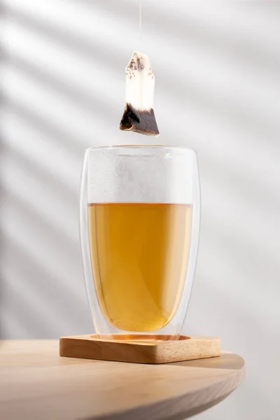 Чашка Склянки Чаю Мішком Чаю Дерев Яному Столі — стокове фото