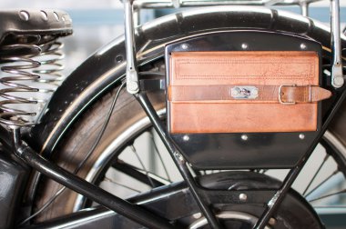 Eski stil messenger motosiklet kahverengi araç çantası