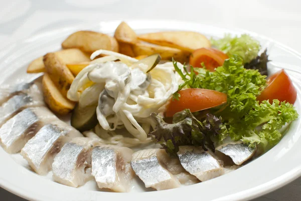 Fish with potatoes and vegetables — Stock Photo, Image