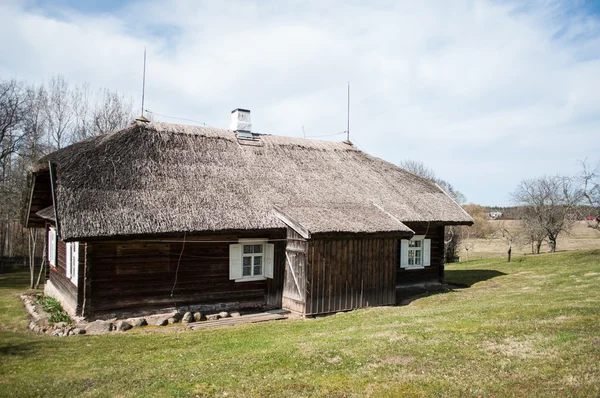 Старый традиционный деревенский дом — стоковое фото