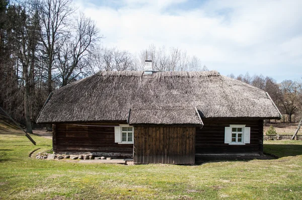 Старый традиционный деревенский дом — стоковое фото