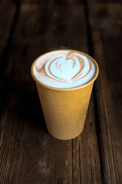 Latte, fotograflı bir bardak kahve. Sıcak içecek..