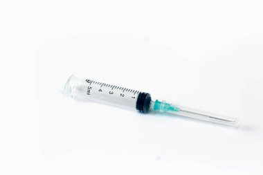 Boş şırınga kapanışı beyaz arkaplanda izole edildi. Yüksek çözünürlük Enjeksiyon. Aşılama. İlaçlar. Tıbbi prosedürler ve prosedürler.