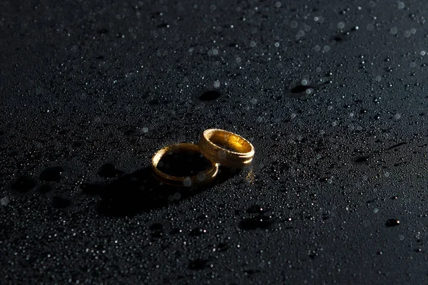 Prsteny Tmavém Pozadí Svatební Prsteny Šperky — Stock fotografie