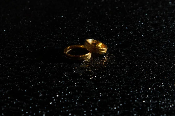 Prsteny Tmavém Pozadí Svatební Prsteny Šperky — Stock fotografie
