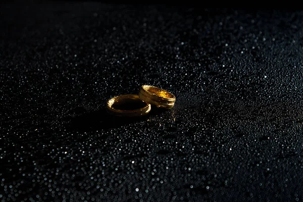 Anéis Num Fundo Escuro Anéis Casamento Jóias — Fotografia de Stock