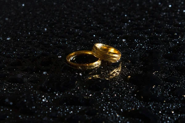 Ringe Auf Dunklem Hintergrund Eheringe Schmuck — Stockfoto