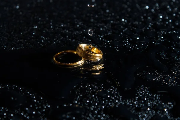 Anéis Num Fundo Escuro Anéis Casamento Jóias — Fotografia de Stock