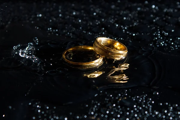 Gyűrűk Sötét Háttérrel Jegygyűrűk Ékszerek Vízcseppek — Stock Fotó