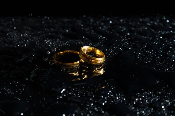 Anéis Num Fundo Escuro Anéis Casamento Jóias Salpicos Água — Fotografia de Stock