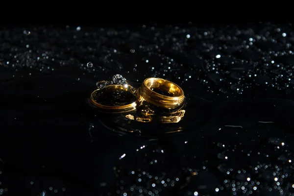 Gyűrűk Sötét Háttérrel Jegygyűrűk Ékszerek Vízcseppek — Stock Fotó