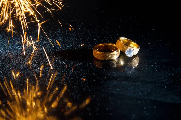 Ringe Auf Dunklem Hintergrund Eheringe Schmuck Wunderkerzen — Stockfoto