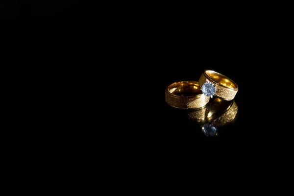 Δαχτυλίδια Σκοτεινό Φόντο Βέρες Κοσμήματα — Φωτογραφία Αρχείου