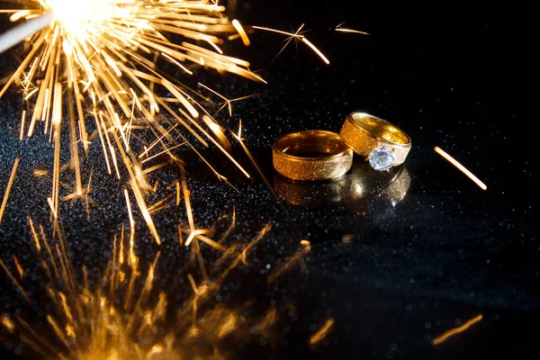 Anéis Num Fundo Escuro Anéis Casamento Jóias Espumantes — Fotografia de Stock