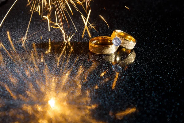 Karanlık bir arka planda yüzükler. Evlilik yüzükleri. Mücevherler. Maytaplar