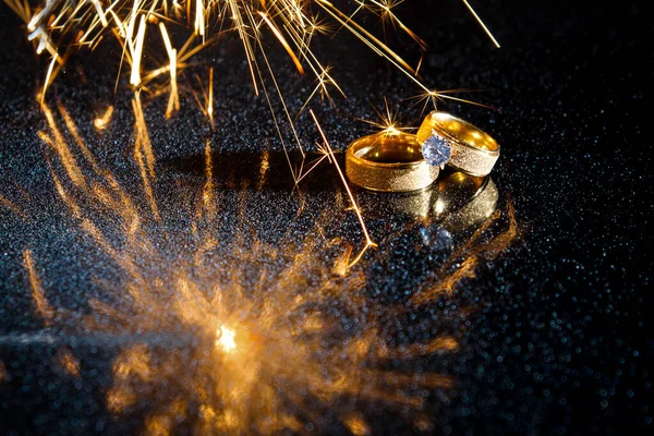 Karanlık bir arka planda yüzükler. Evlilik yüzükleri. Mücevherler. Maytaplar