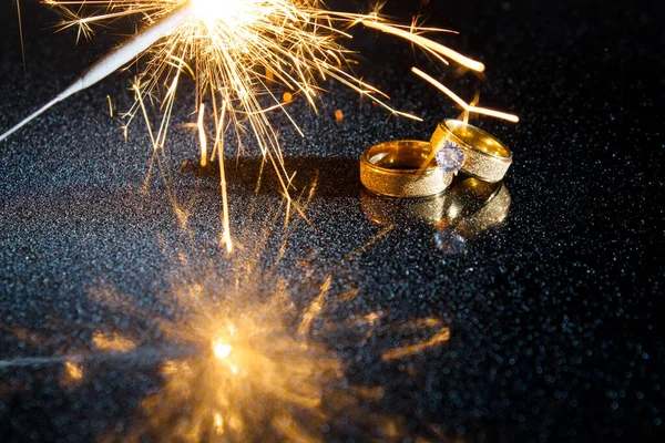 Gyűrűk Sötét Háttérrel Jegygyűrűk Ékszerek Csillogók — Stock Fotó