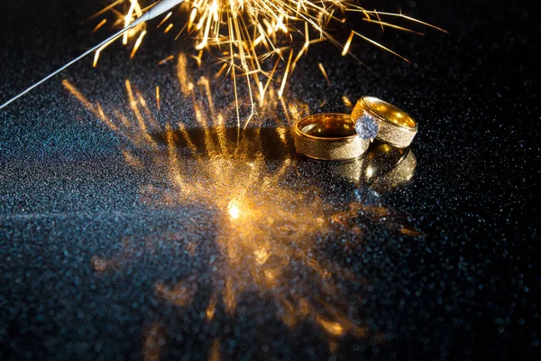 Karanlık bir arka planda yüzükler. Evlilik yüzükleri. Mücevherler. Maytaplar