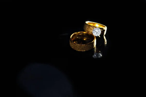 Gyűrűk Sötét Háttérrel Jegygyűrűk Ékszerek — Stock Fotó