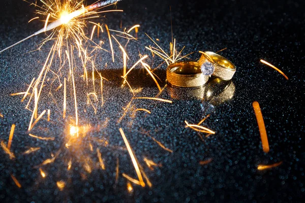 Gyűrűk Sötét Háttérrel Jegygyűrűk Ékszerek Csillogók — Stock Fotó