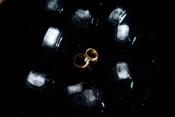 Gyűrűk Sötét Háttérrel Jegygyűrűk Ékszerek Jég — Stock Fotó