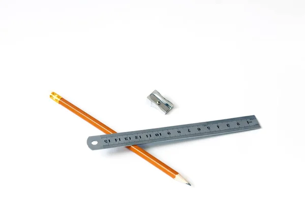 Beyaz arka planda kalem ve cetvel. Çiz. Resim yap. Yakın plan. Boşluğu kopyala