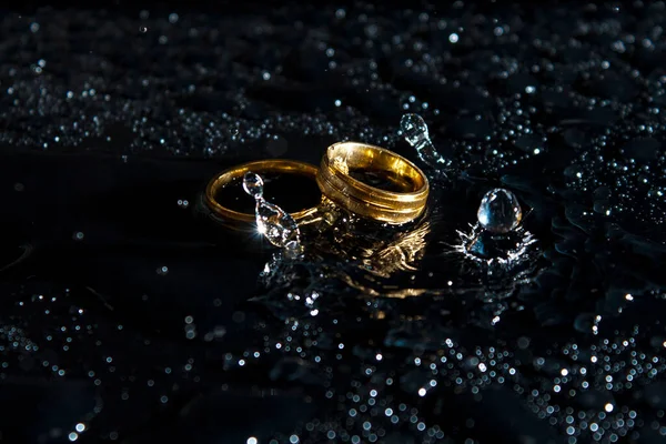 Gyűrűk Sötét Háttérrel Jegygyűrűk Ékszerek Vízcseppek Stock Kép