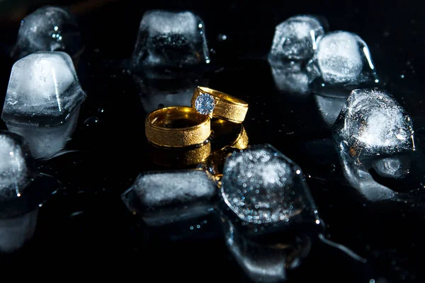 Gyűrűk Sötét Háttérrel Jegygyűrűk Ékszerek Jég Stock Kép