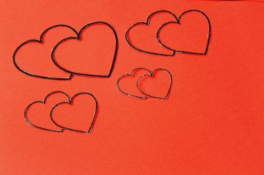 Kırmızı arka planda kağıt kalpler. Sevgililer Günü. Sevgililer Günü tebrik kartı..