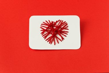 Kırmızı arka planda bir kalp. Sevgililer Günü. Sevgililer Günü tebrik kartı..