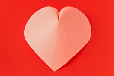 Kırmızı arka planda bir kalp. Sevgililer Günü. Sevgililer Günü tebrik kartı.