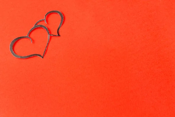 Kırmızı arka planda kağıt kalpler. Sevgililer Günü. Sevgililer Günü tebrik kartı..