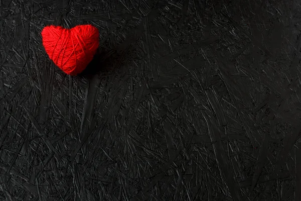 14 Şubat 'ta kırmızı kalpler, siyah arka planda sevgililer günü. Sevgililer Günü tebrik kartı. 8 Mart