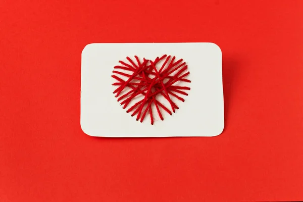 Kırmızı arka planda bir kalp. Sevgililer Günü. Sevgililer Günü tebrik kartı..