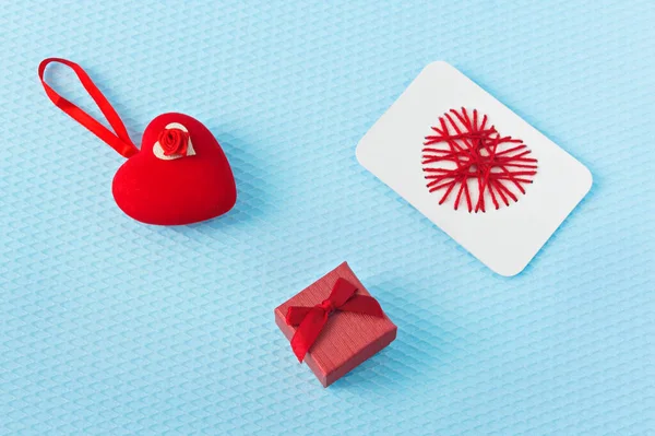 Kırmızı kalpler ve halka mavi arka planda. Sevgililer Günü. Sevgililer Günü tebrik kartı. Bir evlilik teklifi. Nişan.