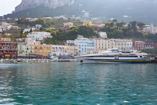 Ilha de Capri, Itália - 12 de abril de 2017: Panorama do porto Marina Grande, vista da água em navios e casas coloridas na costa. — Fotografia de Stock