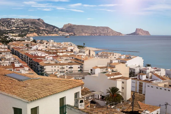 Veduta dei tetti piastrellati del villaggio di Altea, con vista sul mare e sulla catena montuosa, provincia di Alicante, Spagna Foto Stock Royalty Free
