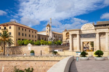 İspanya 'nın eski taş duvarlı şehri Cordoba' ya açılan kapı, Puerta del Puente.