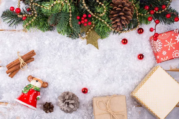 Natale sfondo festivo con un cervo giocattolo vestito da Babbo Natale, Albero di Natale decorato con decorazioni, scatole con padarka sulla neve, sfondo festivo, primo piano, posa piatta, spazio copia Foto Stock