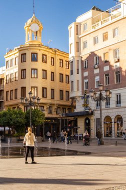 Cordoba, Endülüs, İspanya - 5 Kasım 2021: Günümüz Cordoba 'sındaki Plaza de las Tendillas manzarası, bir çeşme ve güzel yüzlü evler, güneşli bir günde insanlar yürür