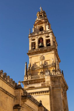 Büyük Cami 'nin çan kulesi, şimdi gökyüzüne karşı Katolik katedrali. UNESCO Dünya Mirası Alanı, Cordoba, Endülüs, İspanya