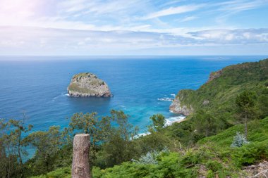 Gastelugache adasının yakınındaki büyük kayalıklar. Bask ülkesinin ünlü yeri. Kuzey İspanya.