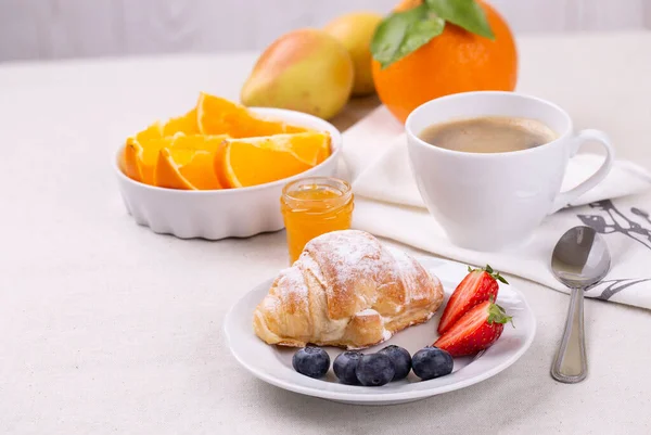 Reggeli Egy Csésze Kávéval Friss Croissant Érett Eper Áfonya Lédús — Stock Fotó