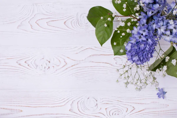 Composizione primaverile con fiori di giacinto blu su un piano in legno bianco imbiancato a calce. Piatto. Copia spazio per testo — Foto Stock