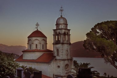 Savina Manastırı - Karadağ 'ın Herceg Novi kenti, gün batımında bir dağ sırası ve Kotor Körfezi' ne karşı Sırp Ortodoks manastırı.