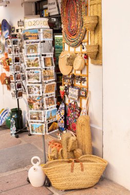 Cordoba, Endülüs, İspanya - 3 Kasım 2021: Hatıra kartları, saman ürünleri ve diğer hediyeler İspanya 'nın eski bir kasabasındaki bir dükkanın önünde sergileniyor.