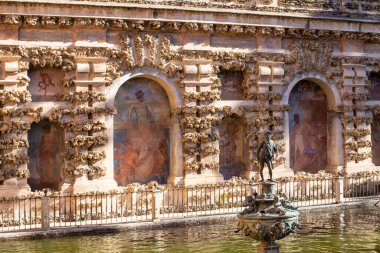 Real Alcazar Gardens, Sevilla, İspanya 'da Çeşme